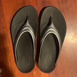 Oofos luxe sandal - black/silver - NEW w/o tag - 8